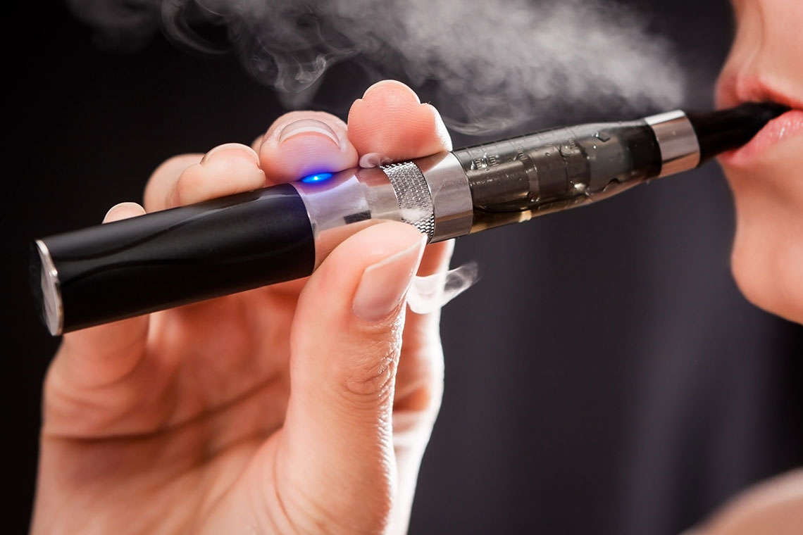 naples-man-vaping