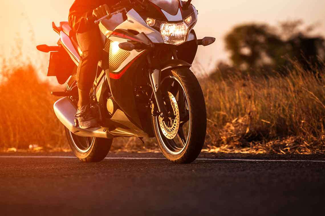 ridinginbetweentwolanes02_720